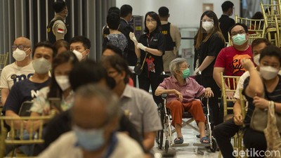 Ratusan Lansia di Jakbar Antre Vaksinasi COVID-19