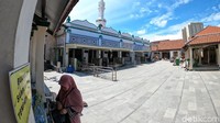 Pihak Dewan Kerukunan Masjid menjelaskan, tempat wudu dan tempat berjualan juga sudah dipindah usai revitalisasi tahap I. Sekarang berlangsung revitalisasi tahap II Masjid Luar Batang.