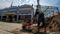Pada hari Selasa (9/3/2021), tampak petugas masih melakukan instalasi lantai batu kali serta kanopi di halaman masjid.