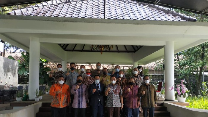 Ridwan Kamil bersama Anindya Bakrie berfoto bersama di Gedung Pakuan, Bandung.