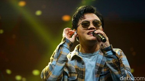 Rizky Febian saat tampil di acara dHOT Music Day 2021.