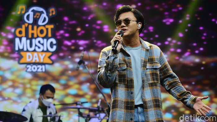 Rizky Febian saat tampil di acara dHOT Music Day 2021.