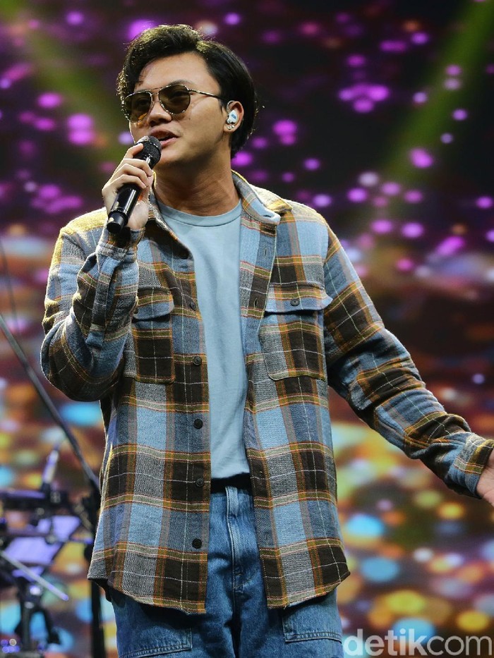 Rizky Febian Rizky Febian saat tampil di acara dHOT Music Day 2021.