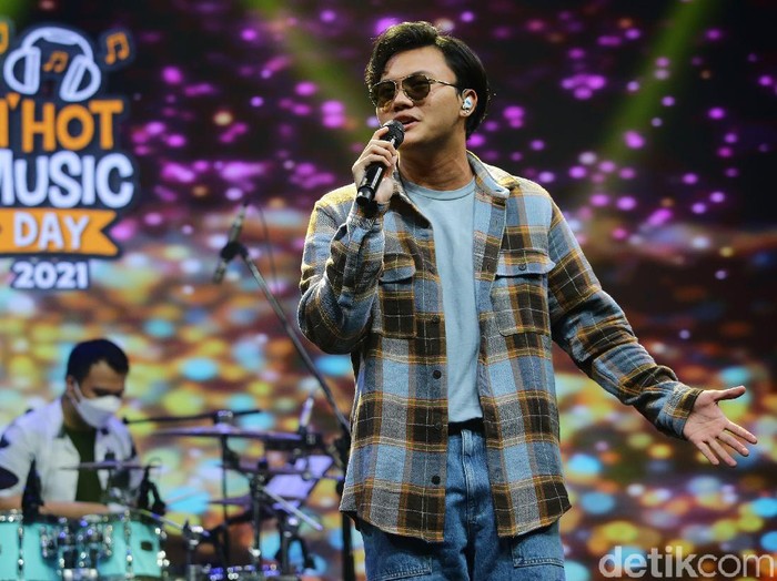 Rizky Febian saat tampil di acara dHOT Music Day 2021.