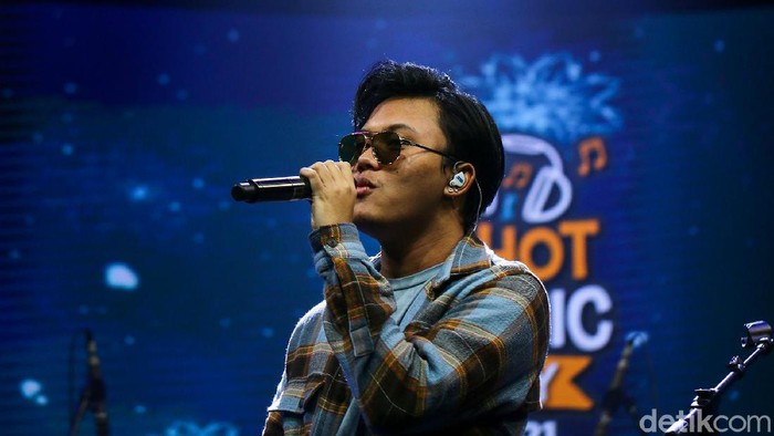 Rizky Febian saat tampil di acara dHOT Music Day 2021.