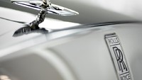 Rolls-Royce Ghost generasi terbaru ini sudah bisa dipesan para orang kaya di Indonesia. Namun Eurokars selaku distributor Rolls-Royce Indonesia tidak menyebut harganya, sebagai acuan dasar dikutip Carbuzz, Rolls-Royce di global mulai dari US$ 332.500 atau sekitar Rp 4,8 miliar, namun masuk ke Indonesia tentu harganya bisa berkali-kali lipat. Foto: Husein Anis/Rolls-Royce