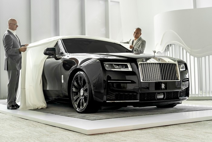 Rolls-Royce Ghost meluncur di Jakarta