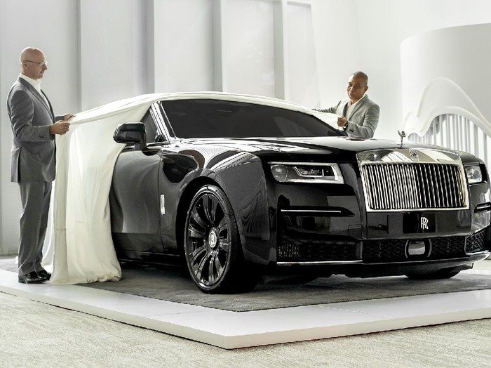 Rolls-Royce Ghost meluncur di Jakarta