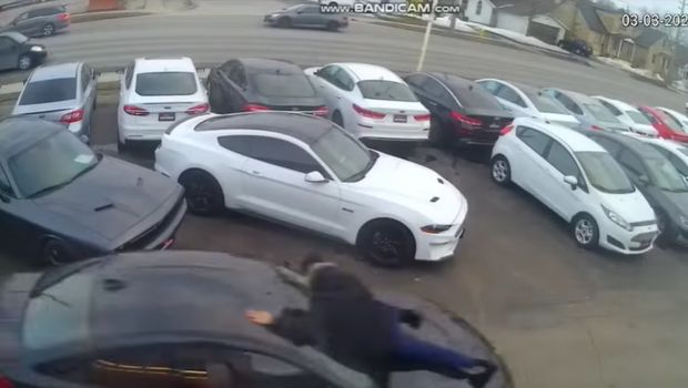 Sales ditabrak BMW M4