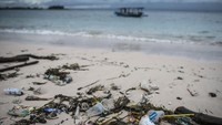 Plastik mendominasi sampah yang berserakan.