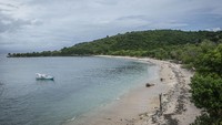 Sangatlah indah panorama dan lansekap Pantai Pink. Namun, sampah mencoreng pesonanya.