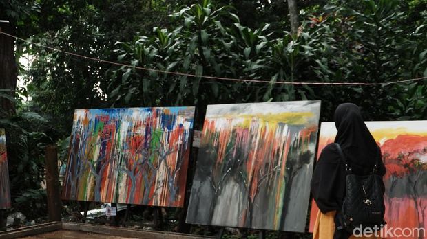 Di bawah pohon rindang hutan Babakan Siliwangi, belasan lukisan karya seniman maestro Hassan Pratama terpajang. Kanvas-kanvas dengan warna-warni seakan menghidupkan kembali suasana hutan yang bersebelahan dengan Sanggar Olah Seni.