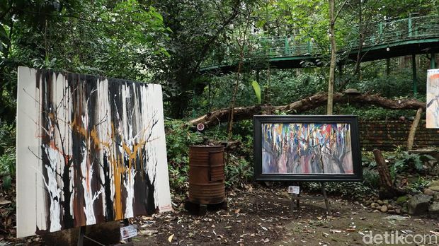 Di bawah pohon rindang hutan Babakan Siliwangi, belasan lukisan karya seniman maestro Hassan Pratama terpajang. Kanvas-kanvas dengan warna-warni seakan menghidupkan kembali suasana hutan yang bersebelahan dengan Sanggar Olah Seni.