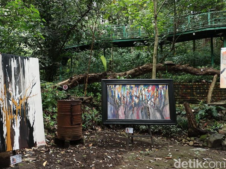 Foto: Menyatu dengan Alam, Pameran Lukisan di Tengah Hutan