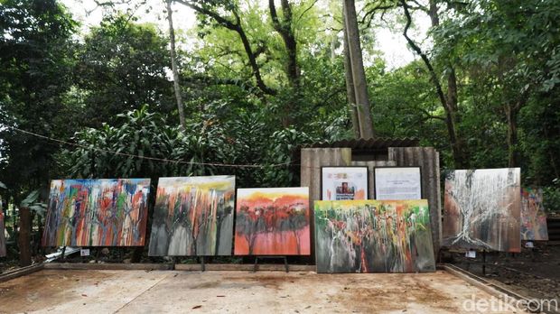 Di bawah pohon rindang hutan Babakan Siliwangi, belasan lukisan karya seniman maestro Hassan Pratama terpajang. Kanvas-kanvas dengan warna-warni seakan menghidupkan kembali suasana hutan yang bersebelahan dengan Sanggar Olah Seni.