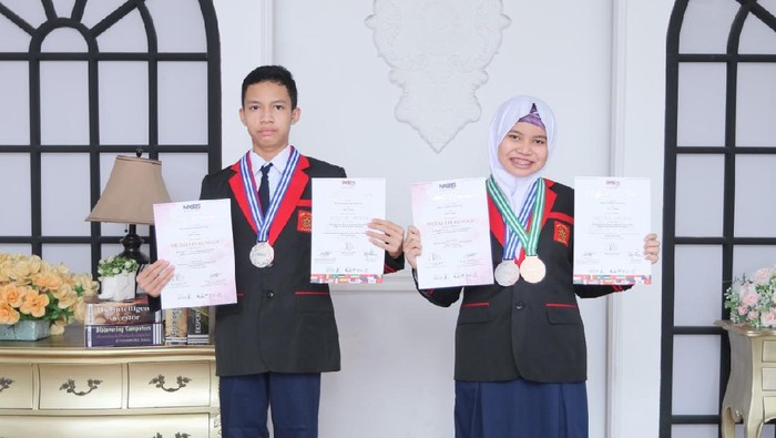 2 siswa SMPN 1 Kudus menyabet medali emas ASEAN Inovative Science Environmental and Enterpreneur Fair. Mirza Tsabita WafaAna kelas 9 dan Muhammad Faris Kautsar kelas 7 SMPN 1 Kudus menciptakan hand sanitizer pelepah pisang.