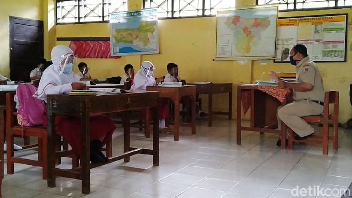 Suasana Hari Pertama Sekolah Tatap Muka di Batang Setelah hampir setahun tak berangkat ke sekolah karena pendemi virus Corona, murid-murid di sebagian Kabupaten Batang, Jawa Tengah, sudah mulai belajar atau sekolah tatap muka hari ini. Salah satunya di SDN Pandansari yang mulai sekolah tatap muka dengan tetap menerapkan protokol kesehatan (prokes).
