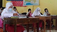 Jaga jarak diterapkan di setiap ruang kelas. Jadi setiap bangku hanya diisi oleh satu siswa.