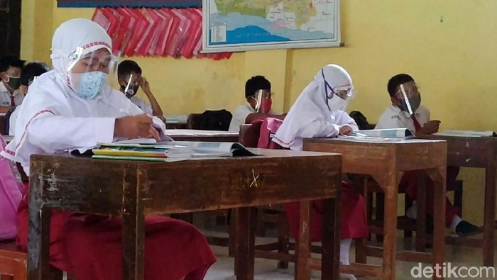 Setelah hampir setahun tak berangkat ke sekolah karena pendemi virus Corona, murid-murid di sebagian Kabupaten Batang, Jawa Tengah, sudah mulai belajar atau sekolah tatap muka hari ini. Salah satunya di SDN Pandansari yang mulai sekolah tatap muka dengan tetap menerapkan protokol kesehatan (prokes).