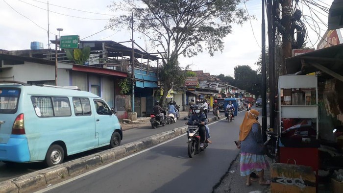 Suasana Jl Moh Kahfi 1, Jagakarsa,  yang diatur oleh petugas Dishub