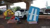 Taman yang dibuat atas inisiatif lurah dan petugas PPSU ini kini digunakan untuk parkir kendaraan oleh warga.