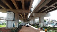 Mobil parkir seenaknya di trotoar taman, tidak terlihat petugas yang megawasi taman bermain ramah anak itu.