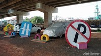 Ada beberapa mobil yang terlihat parkir di Taman Pilar Jati, di kolong tol Becakayu, Cipinang Melayu.