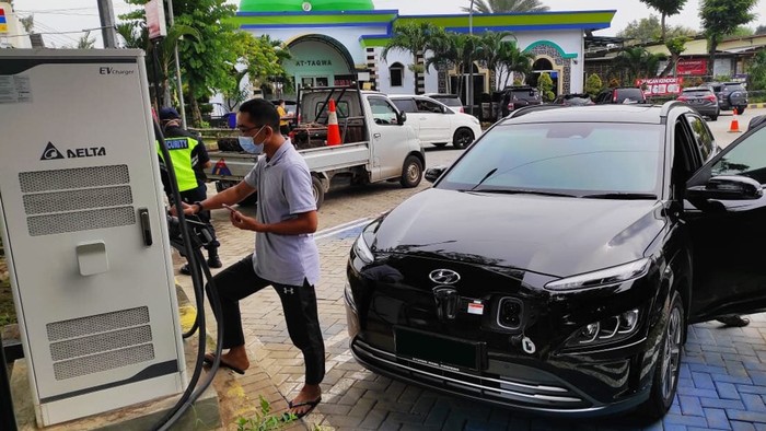 Tempat Ngecas Mobil Listrik di Rest Area Jalan Tol