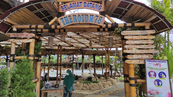 Berada di kawasan Desa Wisata Pujon Kidul terdapat kawasan ala pedesaan koboi. The Roudh berasal dari kata Raudhah yang berarti taman, 7 berarti tujuan dan 8 angka yang tak pernah putus. (Rengga Sancaya/detikcom) Berada di kawasan Desa Wisata Pujon Kidul terdapat kawasan ala pedesaan koboi. The Roudh berasal dari kata Raudhah yang berarti taman, 7 berarti tujuan dan 8 angka yang tak pernah putus. (Rengga Sancaya/detikcom)
