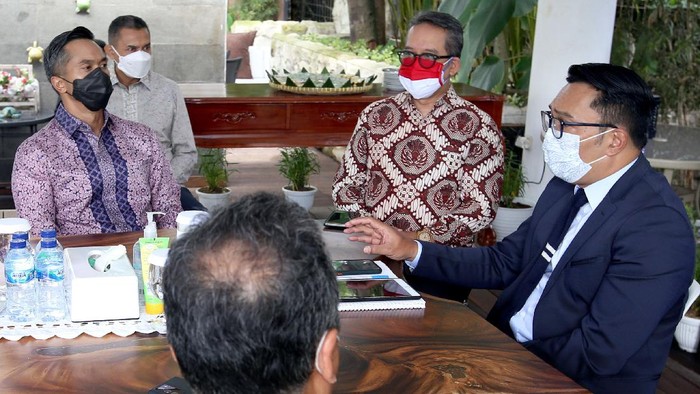 Upaya Memberdayakan Ekonomi di Jabar Wakil Ketua Umum Kadin Anindya Bakrie dan rombongan menyambangi kediaman Ridwan Kamil.