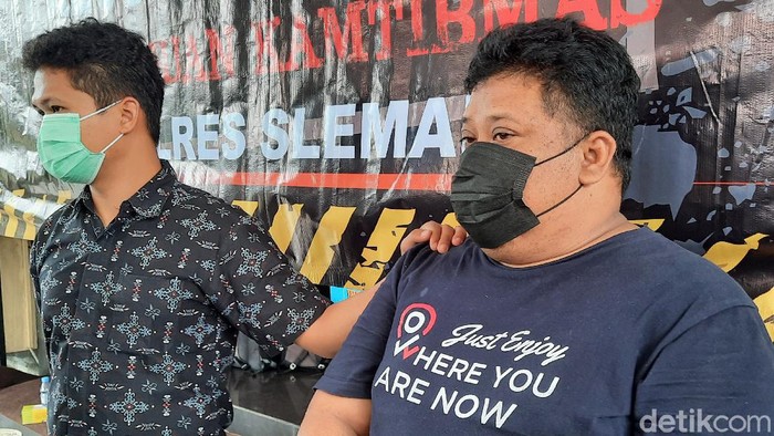 Ustad gadungan klaim bisa gandakan uang miliaran saat dihadirkan di Mapolres Sleman, Selasa (9/3/2021)