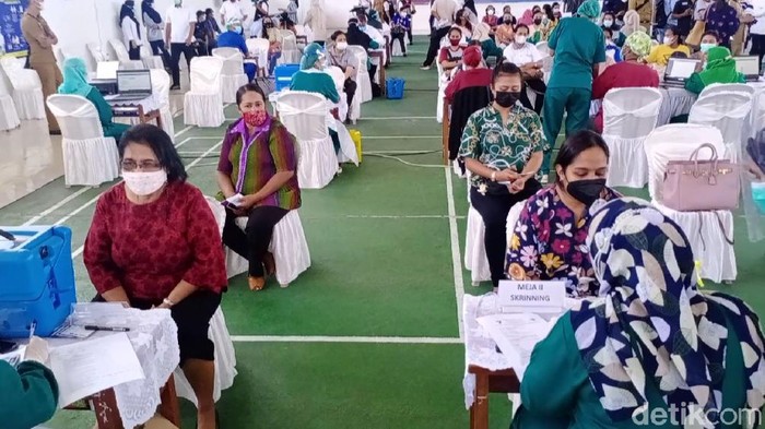 Vaksinasi COVID di Ambon (Muslimin Abbas-detikcom).