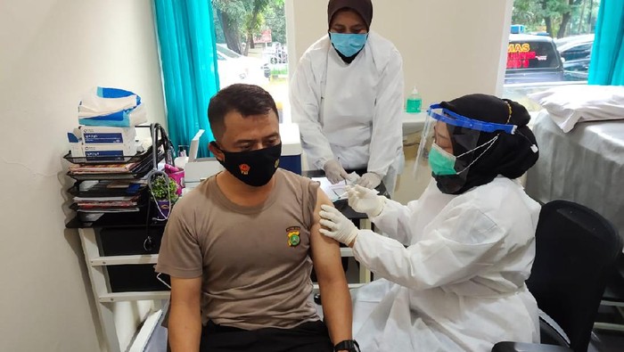 Vaksinasi COVID-Tangsel sudah mencapai 50 persen. Foto dikirim Kasat Reskrim Polres Tangsel AKP Angga Surya Saputra.
