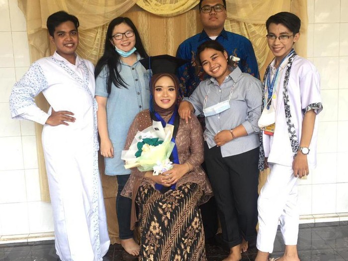 Viral di TikTok, wanita ini usai wisuda online dapat kejutan oleh sahabatnya melakukan prosesi bak pernikahan. Viral di TikTok, wanita ini usai wisuda online dapat kejutan oleh sahabatnya melakukan prosesi bak pernikahan.
