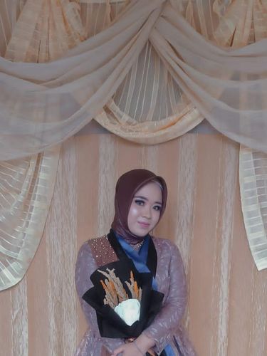 Viral di TikTok, wanita ini usai wisuda online dapat kejutan oleh sahabatnya melakukan prosesi bak pernikahan.