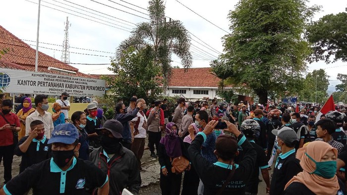 Warga terdampak proyek Bendungan Bener geruduk kantor BPN Purworejo