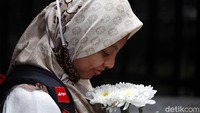 Dibutuhkan waktu tiga bulan lamanya dari pertama menanam bunga krisan hingga waktu panen. Nantinya, tanaman yang telah dipanen akan dikemas dalam bentuk bunga potong untuk didistribusikan ke berbagai daerah di Indonesia, termasuk juga Surabaya, Bali, dan kota besar lainnya.