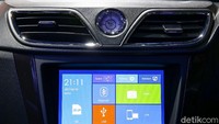 Jam analog pun masih terpasang pada dashboard Wuling New Confero S. Foto: Grandyos Zafna