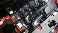 Hanya saja bagian sektor dapur pacunya agak berbeda. Wuling Confero S kini menggunakan mesin baru, tapi tetap berkapasitas 1.500 cc 4 silinder segaris DOHC yang mampu memuntahkan tenaga sebesar 98 PS (96,6 hp) di 5.800 rpm dan torsi maksimal 135 Nm di 3.800 - 4.400 rpm (lebih kecil dari generasi sebelumnya 107 hp di 5.800 rpm dan torsi 142 Nm di (3.800 - 4.400 rpm). Sementara pilihan transmisinya saat ini tersedia di tipe manual dan ACT. Foto: Grandyos Zafna