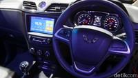 Mobil ini sudah dilengkapi dengan rear parking camera, head unit 8” touchscreen, audio control & answering call button, electric adjustable foldable mirror, dan driver seat height adjuster. Foto: Grandyos Zafna