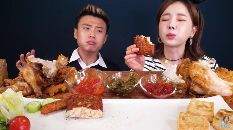 YouTuber Ssoyoung yang kontroversial mencoba makanan Indonesia. Ada soda gembira, tempe goreng, dan aneka sambal yang ia cicipi bersama Korea Reomit.