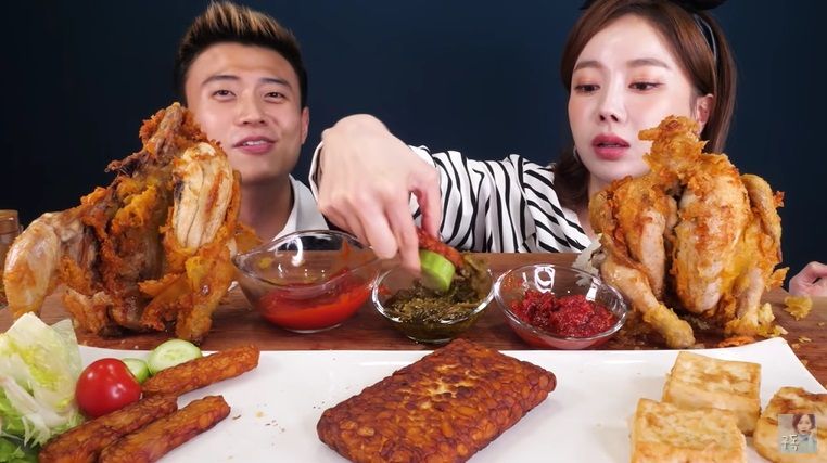 YouTuber Ssoyoung yang kontroversial mencoba makanan Indonesia. Ada soda gembira, tempe goreng, dan aneka sambal yang ia cicipi bersama Korea Reomit.