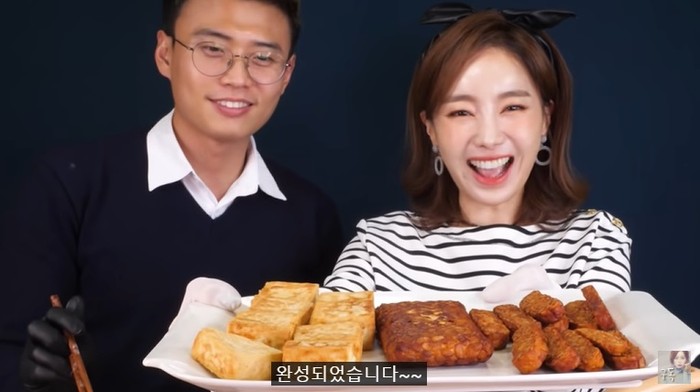 YouTuber Ssoyoung yang kontroversial mencoba makanan Indonesia. Ada soda gembira, tempe goreng, dan aneka sambal yang ia cicipi bersama Korea Reomit.
