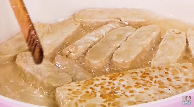 YouTuber Ssoyoung yang kontroversial mencoba makanan Indonesia. Ada soda gembira, tempe goreng, dan aneka sambal yang ia cicipi bersama Korea Reomit.