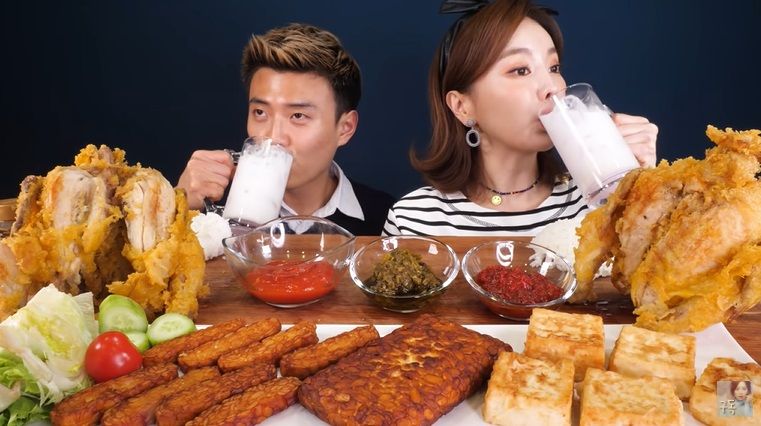 YouTuber Ssoyoung yang kontroversial mencoba makanan Indonesia. Ada soda gembira, tempe goreng, dan aneka sambal yang ia cicipi bersama Korea Reomit.