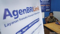 Selain dapat membantu masyarakat mendapatkan akses terhadap layanan transaksi perbankan, Anang pun mengaku dapat mendapat penghasilan berkat adanya fasilitas BRILink ini. Karenanya, ia menekuni usaha ini guna mendapat pendapatan sampingan. Ia pun bersyukur bisa mendapat bantuan branding dari BRI berupa pengecatan di outlet BRILink miliknya.