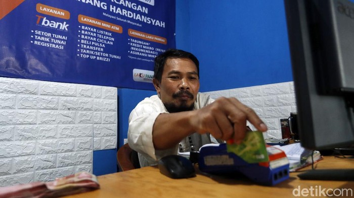 Agen BRILink, Bantu Warga di Dusun Lasah Anang adalah agen BRILink di wilayah pedesaan, Dusun Lasah, Desa Tawangargo, Kecamatan Karangploso, Kabupaten Malang. Ia senang dapat membantu warga sekitar.