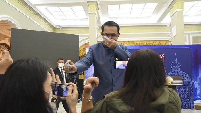 Aksi PM Thailand semprotkan disinfektan ke hadapan wartawan