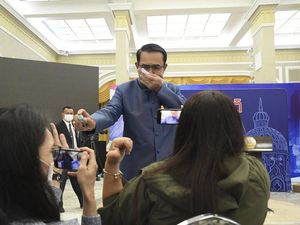 Duh, PM Thailand Semprot Disinfektan ke Wartawan