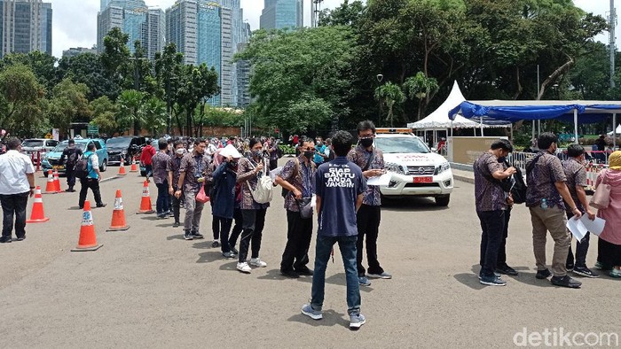 Vaksinasi Lansia Pegawai Bumn Di Gbk Antrean Sempat Tak Jaga Jarak